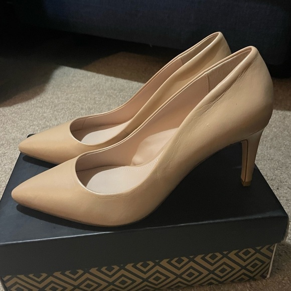 Charles by Charles David Pointed toe nude/ beige heels size 9M - Picture 2 of 7